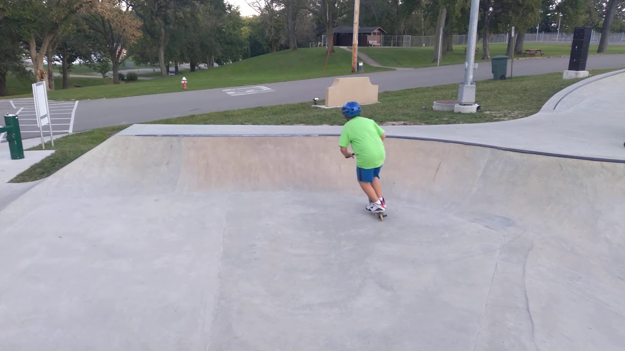 Me falling at skate park - YouTube