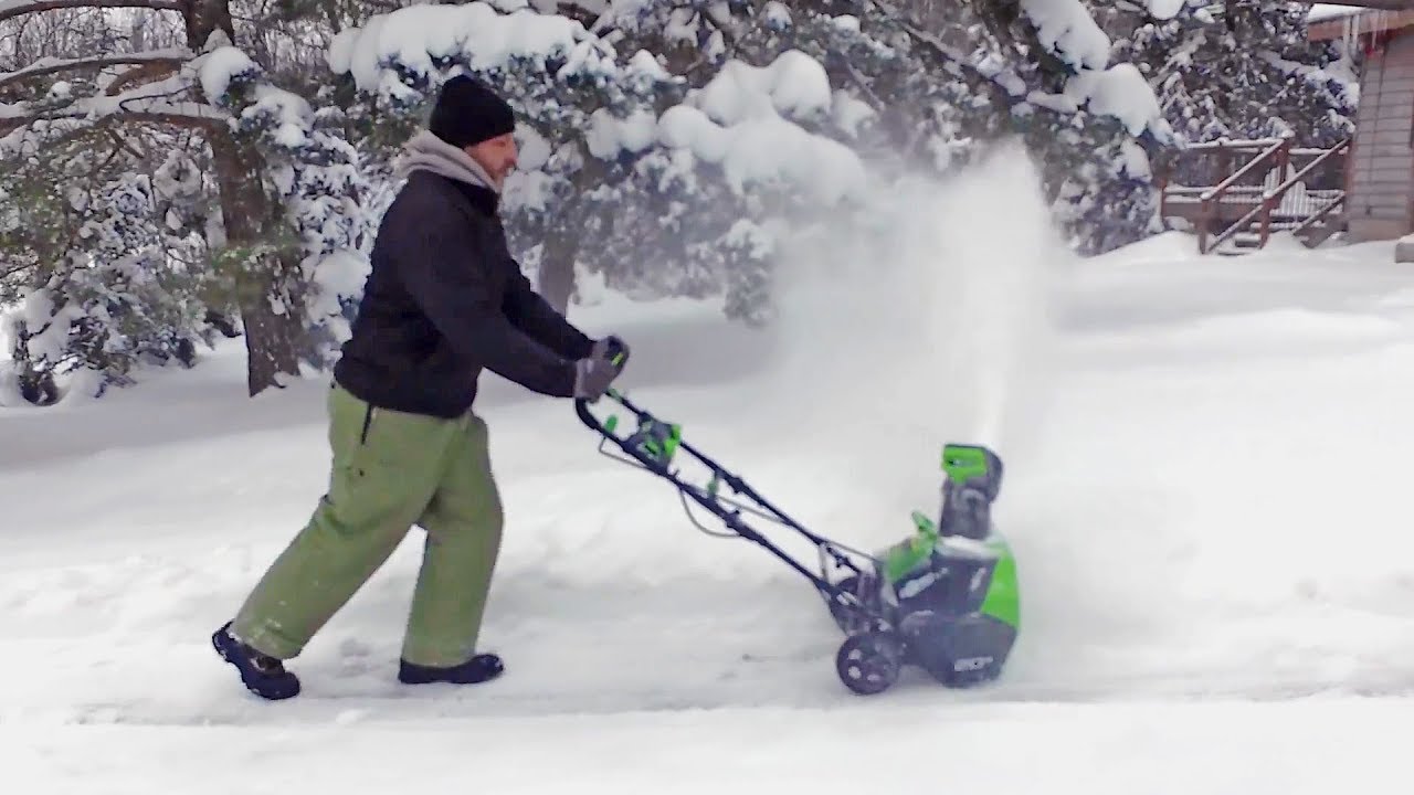 Аккумуляторный снегоуборщик Greenworks 40 V - YouTube