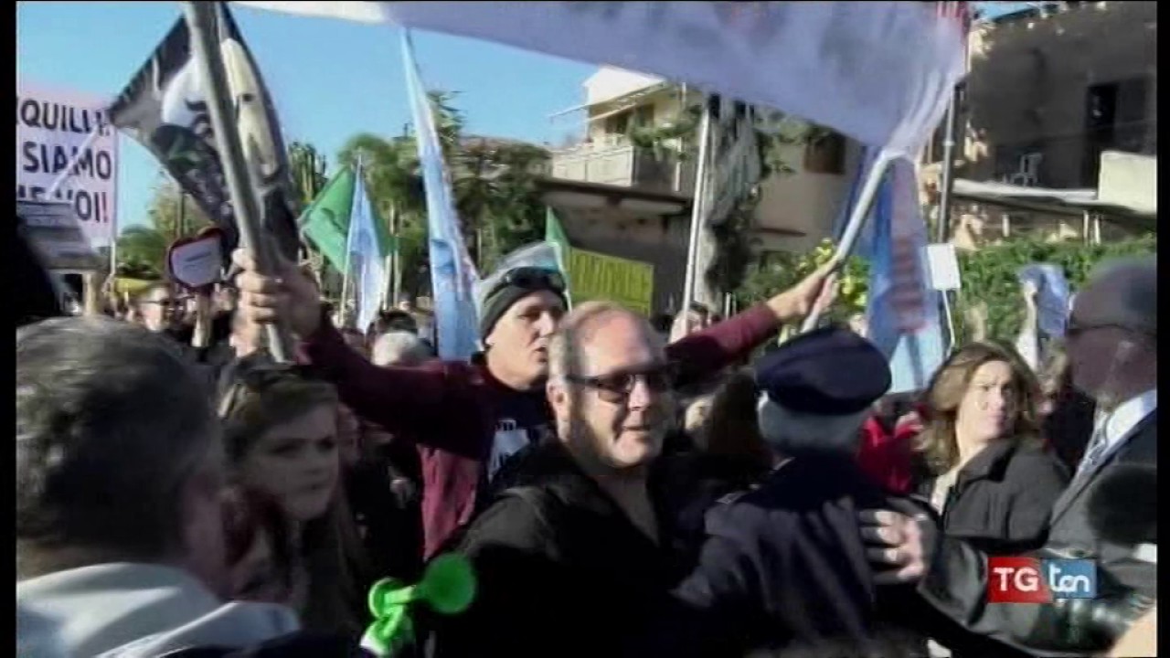 21 indagati tra gli animalisti che hanno manifestato in piazza per il cane Angelo TG ten 10 febbraio