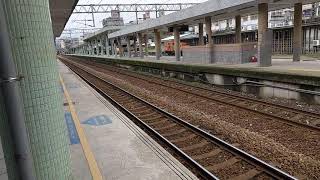689B次宜蘭發車經由宜蘭線迴送七堵調車場的E301電頭車王復興號，和4182次經由宜蘭線開往蘇澳的EMU501車王+EMU504區間車
