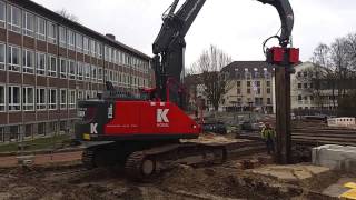 Spezialbagger im Einsatz - Stahlträger aus dem Boden ziehen