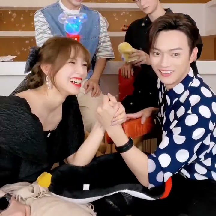 Cheng Xiao and Xu Kai arm wrestling | Who is the winner???