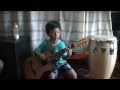 niño de 5 años tocando pajaro campana