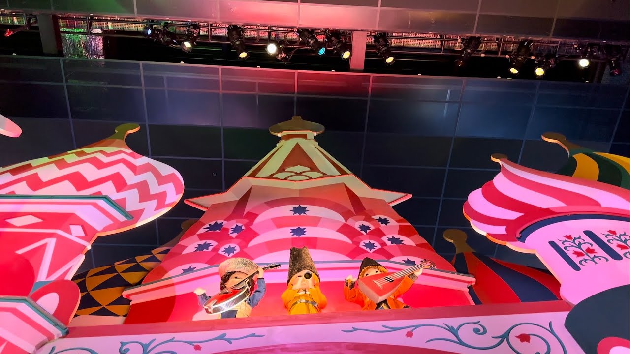 “it’s a small world” Ceiling view Disneyland Paris Full ride