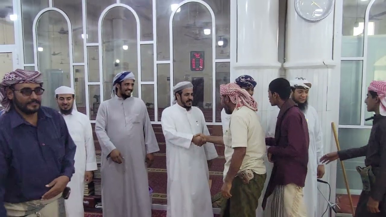 تهنئة الحضور للحافظ/ خميس صالح القانص