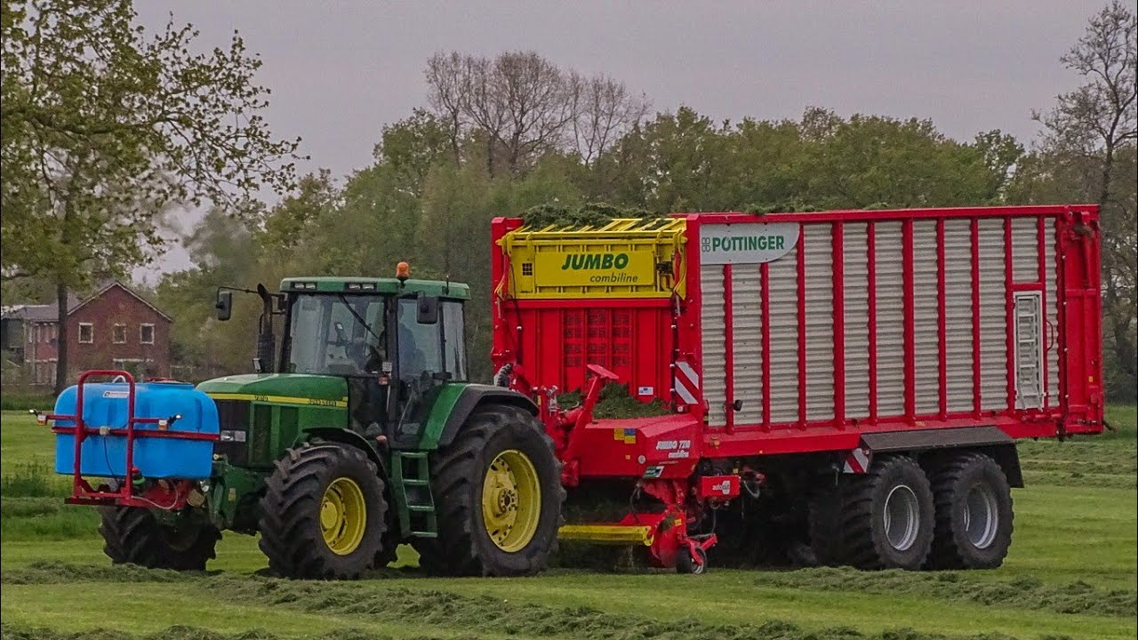 gras oprapen met een John Deere 7810