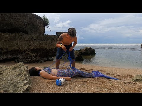 mermaids saviors on the beach - STORY MERMAID #1