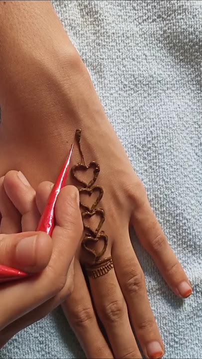 Beautiful back hand minimal mehndi design #shorts #ytshorts #mehndi #hennadesign