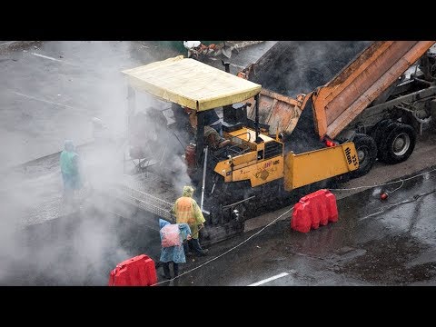 Укладка асфальта в дождь