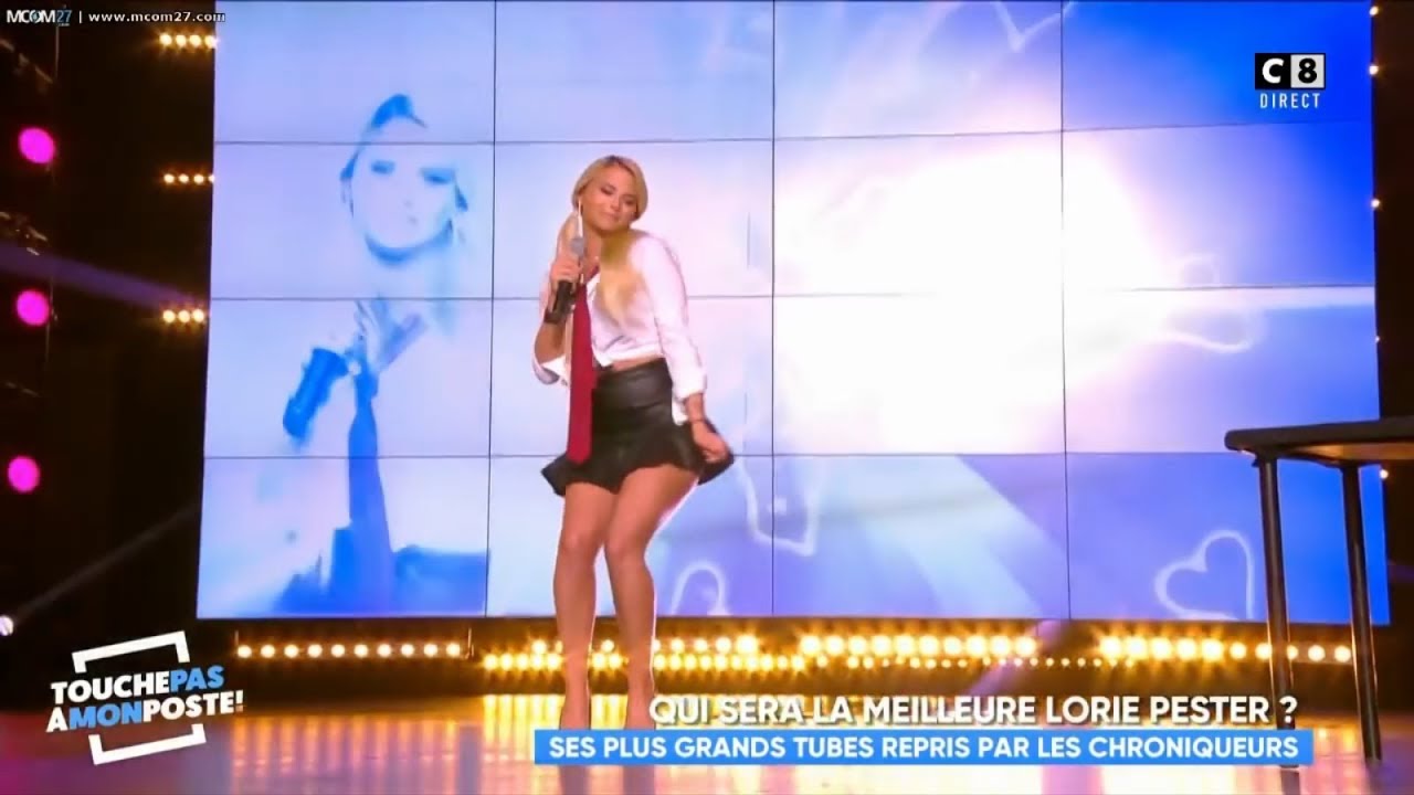 Kelly Vedovelli 16 novembre 2017 Jupe écoliere courte Talons Sexy - YouTube