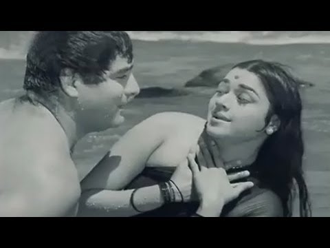 Yeh Kaun Hain Jiske - Asha Bhosle, Mahendra Kapoor, Aurat Song