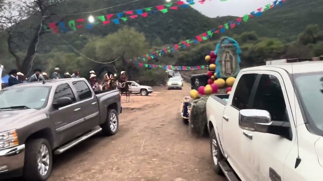 La cabalgata llegando al rancho de banda SLP 2025