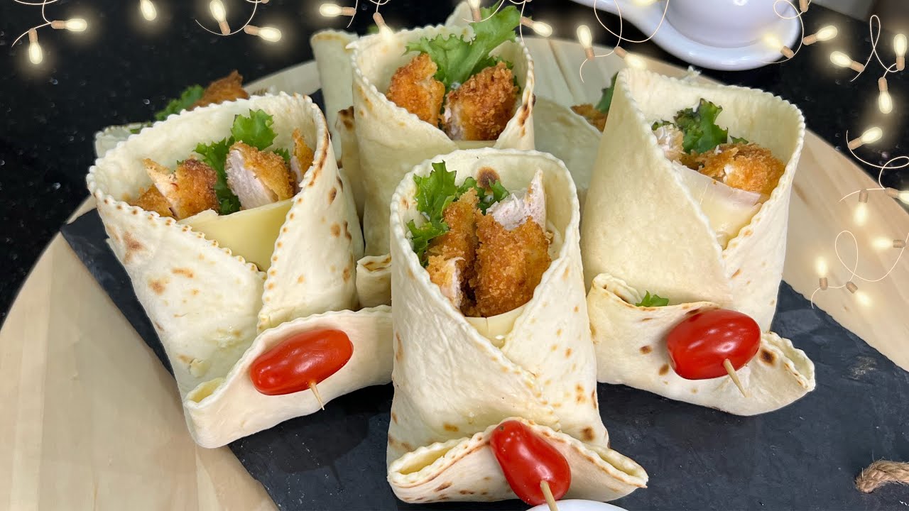 ساندويتشات على شكل تشيكن راب لذاذ ب قطع الدجاج المتبلة المقرمشةمع طريقة عمل الخبز و صلصة سهلة وبنينة