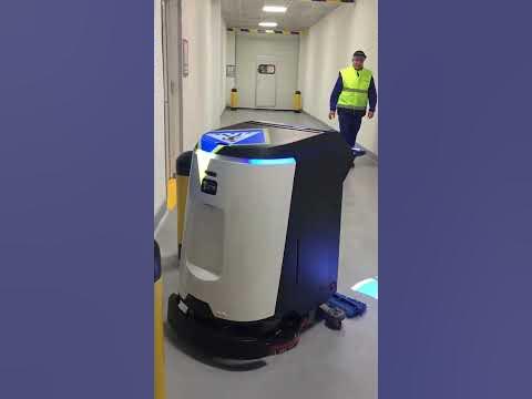 Поломоечный робот Baby Orca моет пол в производственном коридоре - YouTube