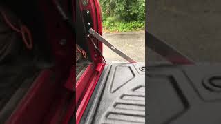 新型ハイラックス　GUN125用　JINGLINGKJ製　リアゲートダンパー取り付け （現行品「KUNS YOUKIM」）