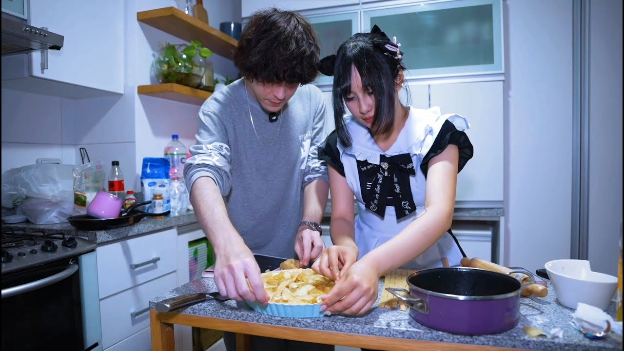 SERAPHINE Y MATT PREPARANDO PIE DE MANZANA