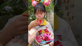 yogurt🍨 and the girl's lovely expression 😱😭👧🏻🤣 ✅❤️🚀🍭#funny video #funny #lollipop candy #love #food