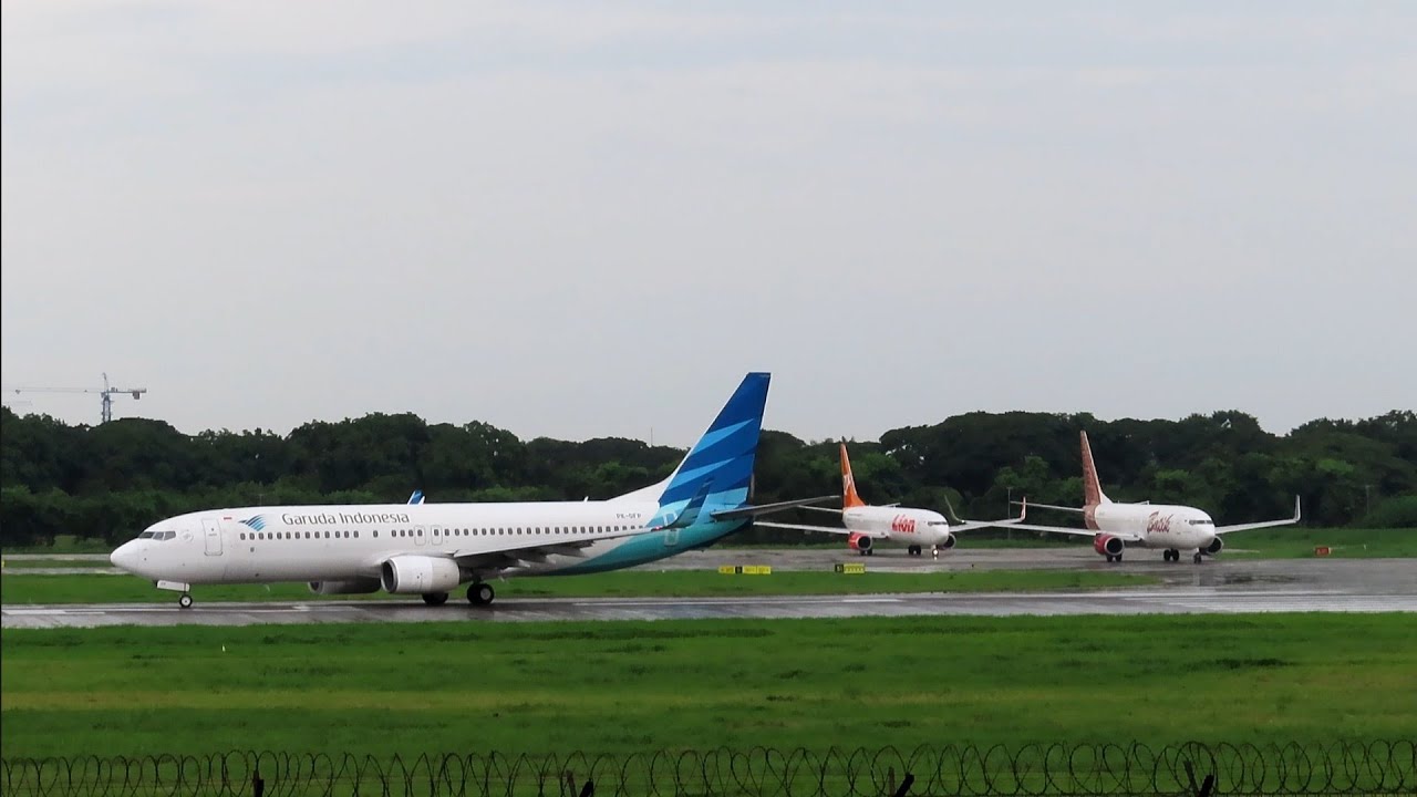 Pesawat Garuda Indonesia Take Off di Bandara Soekarno 
