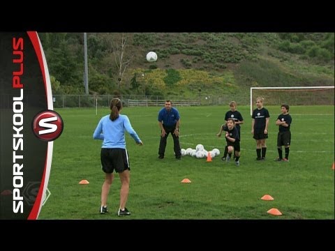 Como receber uma bola de futebol no ar com Mia Hamm