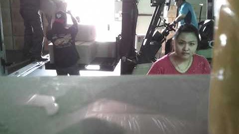 Kerja di pabrik sandal