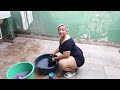 gracinha lavando roupas de de novo.