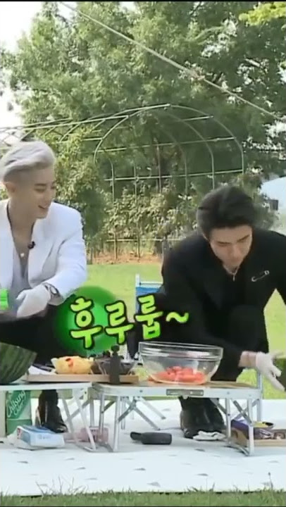 #chanyeol be like : maklum ya masih masa pertumbuhan😌🤣 #sehun #exo