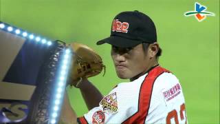 20140528-2 爆米花 國訓vs威達 2上 曾陶鎔一個內野彈跳球,張佳瑋沒掌握好穿越了過去