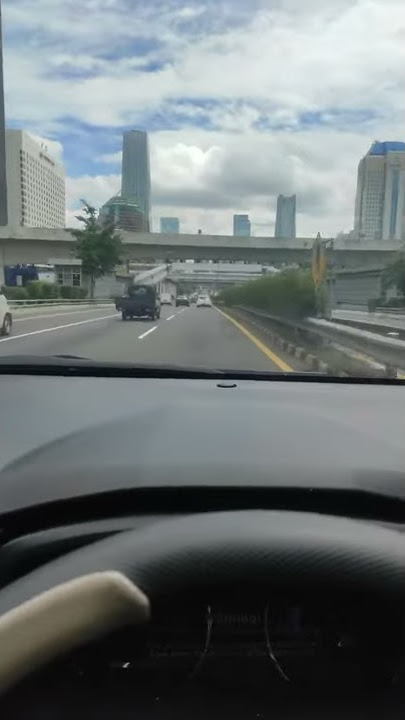 Story WA nyetir mobil Terrios di Jakarta
