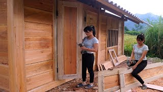 A single mother completes the main door of her beautiful tworoom wooden house | Em Tên Toan