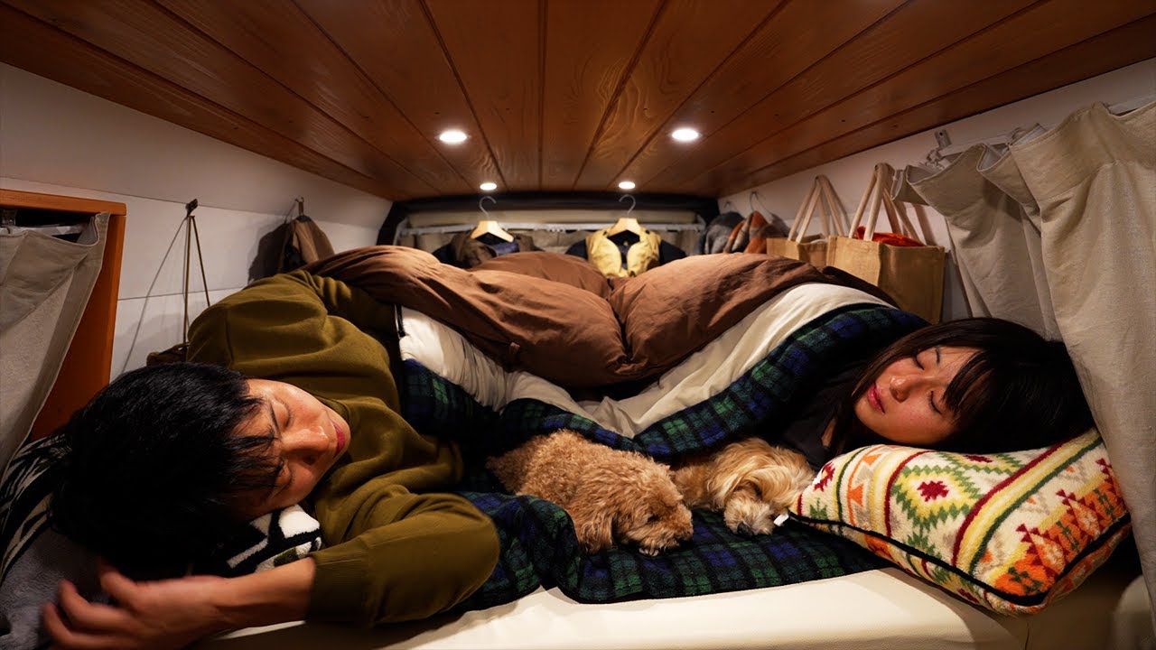 Японская пара в жизни на ване. Ночевка на пустой стоянке в глуши леса.