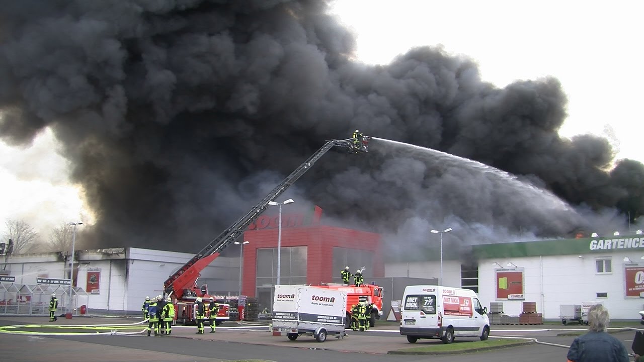Toom Baumarkt wurde Raub der Flammen in Oer-Erkenschwick - 200  Feuerwehrmänner im Einsatz 