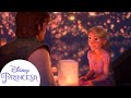 Finalmente, Rapunzel ve las luces flotantes | Disney Princesa