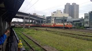 2213次微笑號交會562次莒光號(E229)通過新竹北(鐵道藝術村拍攝)