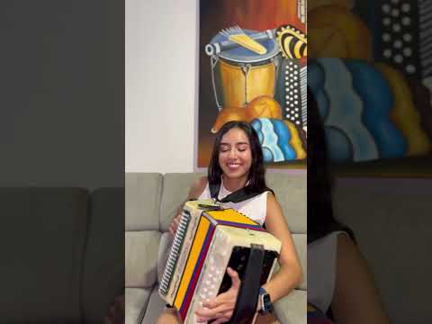Busco en las noches serenas de mi tierra la triste nota que brota de un acordeón.
