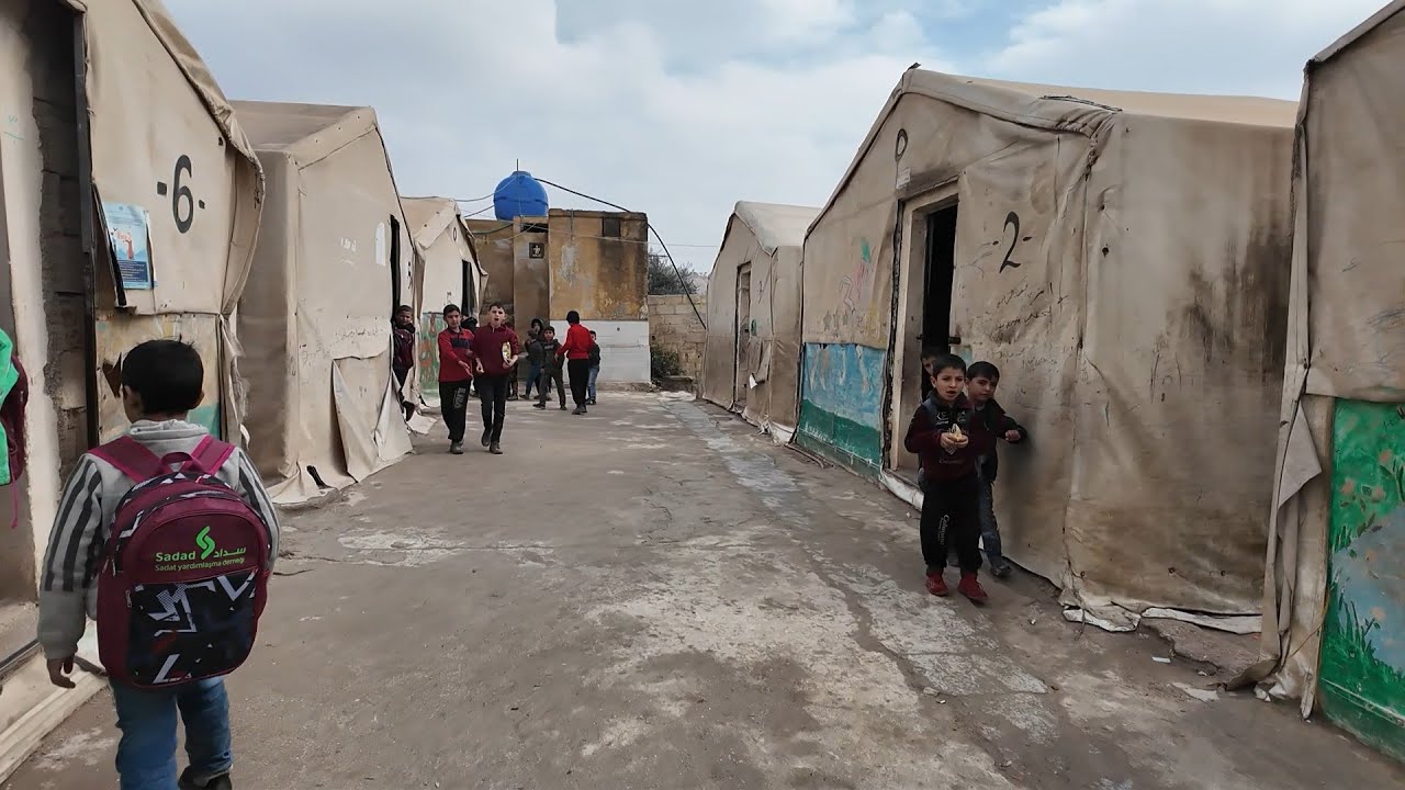 مدرسة الجولان خيام بالية وضيق في المساحة التعليمية