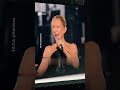 Celine Dion inciampa in concerto a Parigi e dimentica le parole: il pubblico canta al posto suo