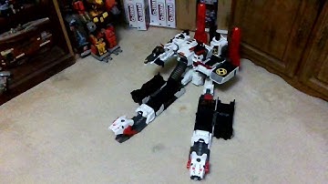 Transformers Generations Thrilling 30/IDW Titan Class Metroplex review part 5 of 5 city mode