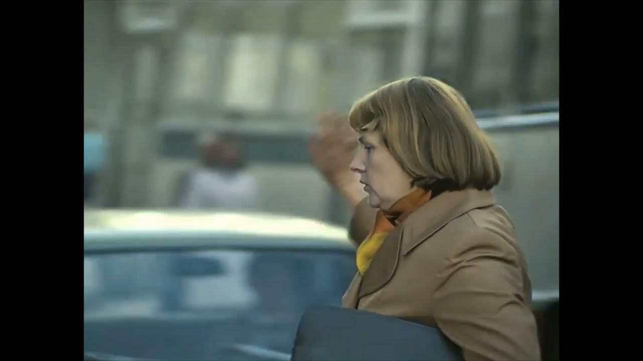 да на тебе пахать надо служебный роман. симпатичная но к сожалению активная. служебный роман активная шурочка. шура из служебного романа. а это шура симпатичная но к сожалению активная.