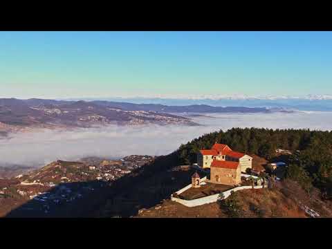 უძოს მონასტერი, კავკასიონი და ღრუბლით დაფარული თბილისი.