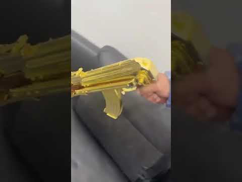 محمد رمضان يستعرض سلاح ذهب