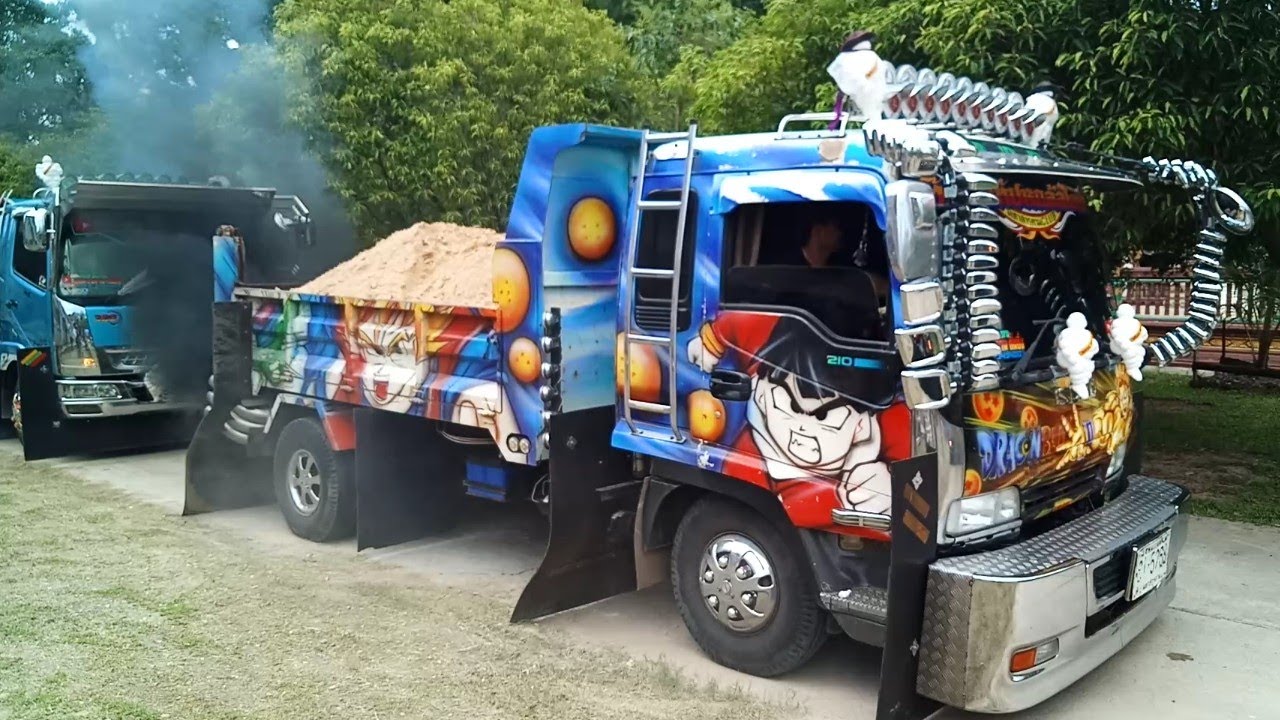 จะทำวัดแตก!! พระ-เณรแตกตื่นก็ครั้งนี้แหล่ะ ขบวนหกล้อสายบุญเคลื่อนตัวเข้าวัดบ้านกรวด