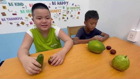 Tiếng Anh Giao Tiếp Phan Thiết: Ronnie and Ben practice talking about Fruits( Touch and Guess)
