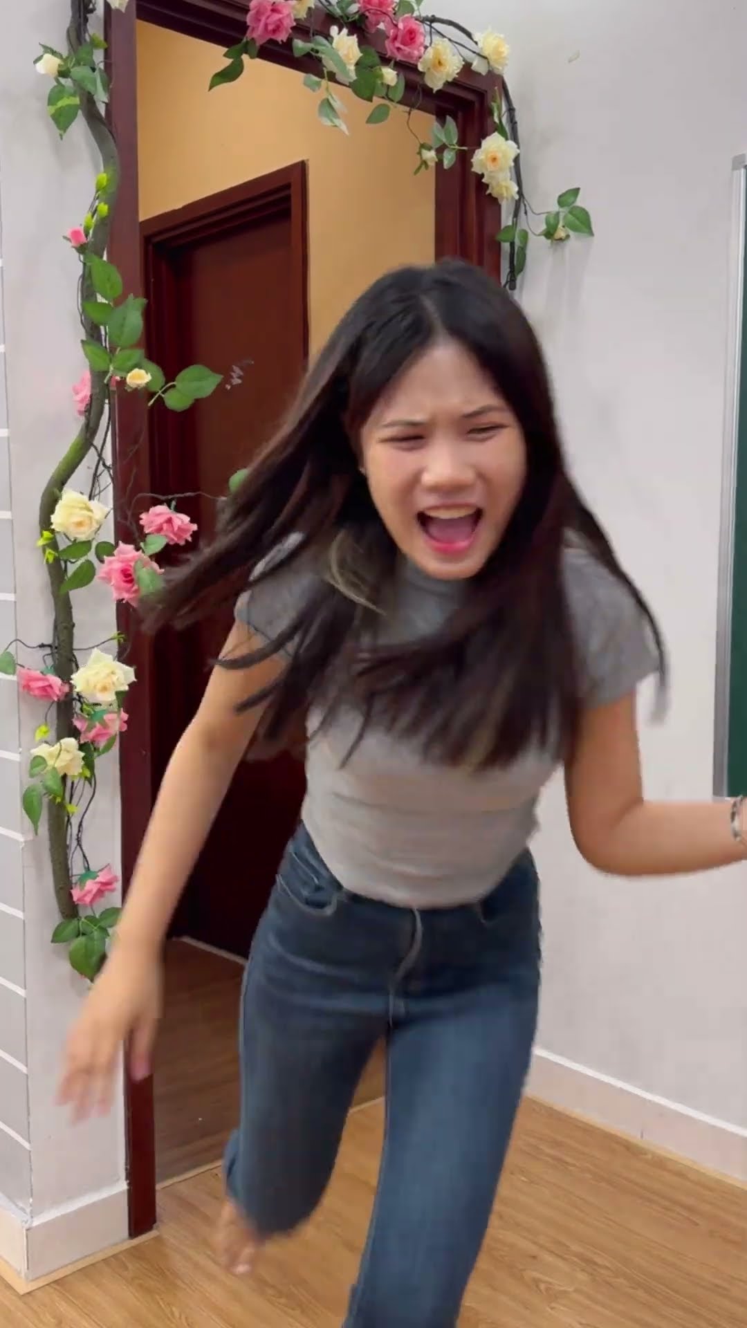 LNS - Mau chạy ra khỏi căn nhà đó || Quickly run out of that house #shorts