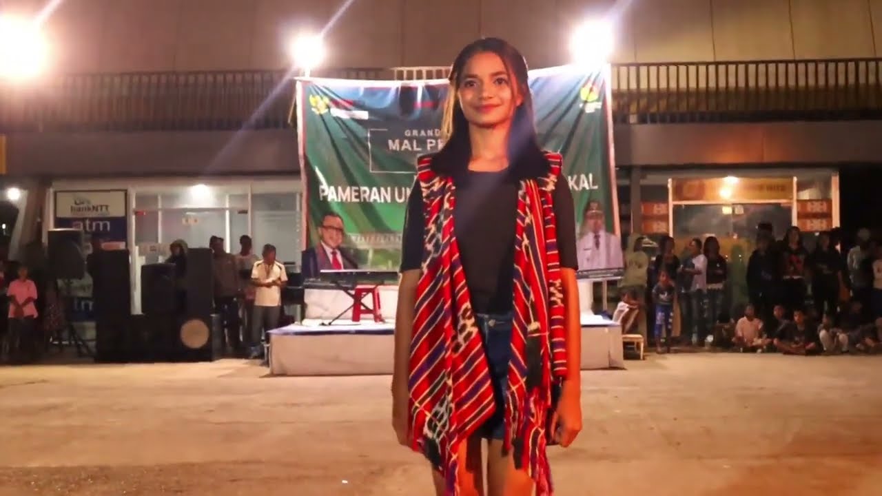 Fashion Show Di Atambua Lestarikan Tenun Lokal