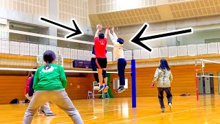 (Volleyball match) Beautiful two-person block