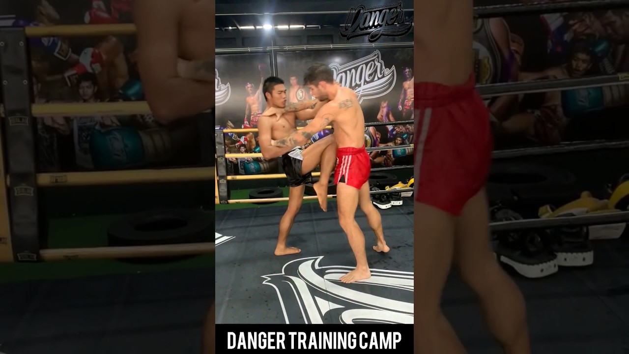 Yod.pt and Max Branis exchanging knees in the clinch 🦵💥 