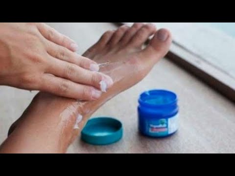 ✅ Βάζει Vick VapoRub στα πόδια της κάθε βράδυ, πριν πάει για ύπνο.. Μόλις μάθετε το λόγο θα πάτε να