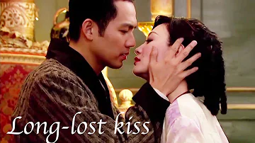 Crazy kiss | After many years, the general finally slept with his ex-wife