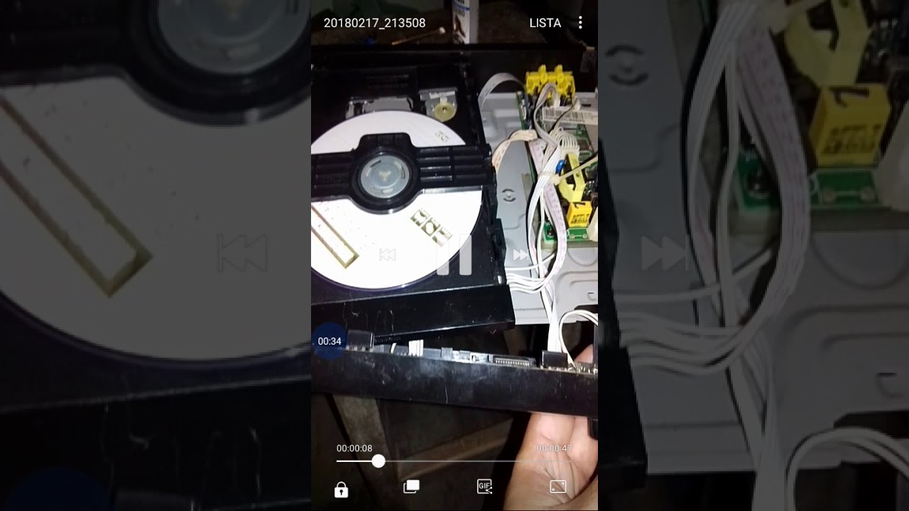 Aparelho de DVD abrindo e feixando YouTube