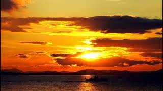 Perahu Nelayan Melintas Saat Matahari Terbenam | Indahnya Sunset